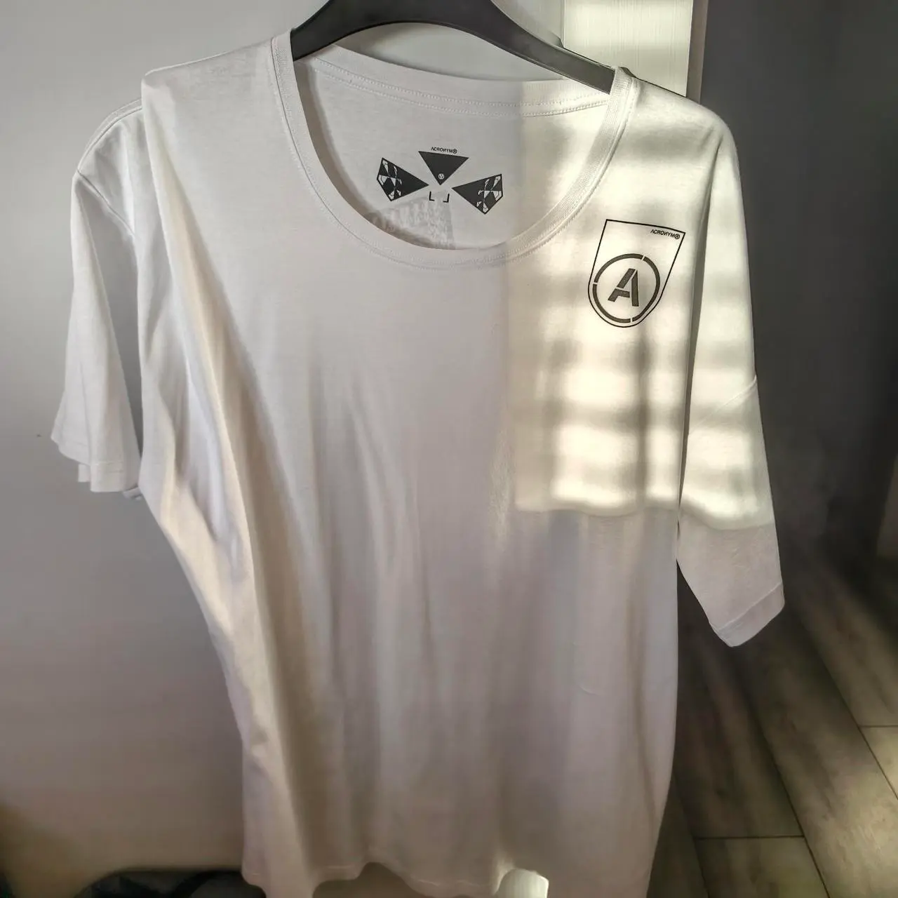 Acronym White Back Graphic T-Shirt - Size [Large]

Genuine Acronym (ACRNM) short sleeve graphic t-shirt in white. Features a clean, minimalist front with a massive signature futuristic Acronym graphic print across the back.

Condition: Great condition, well looked after, graphic is clean with no cracking or major flaws.
Size: [L]
Downsizing my collection to fund gear for my upcoming college course. 100% authentic. Open to sensible offers. Fast UK shipping.

#acronym #acrnm #techwear #streetwear #hypebeast